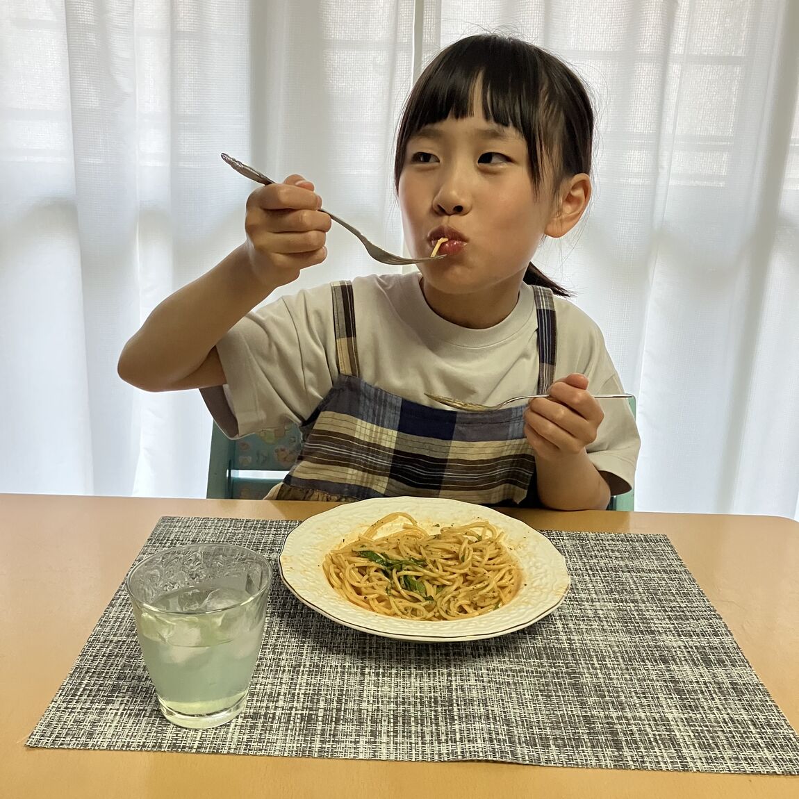 パスタを食べる写真