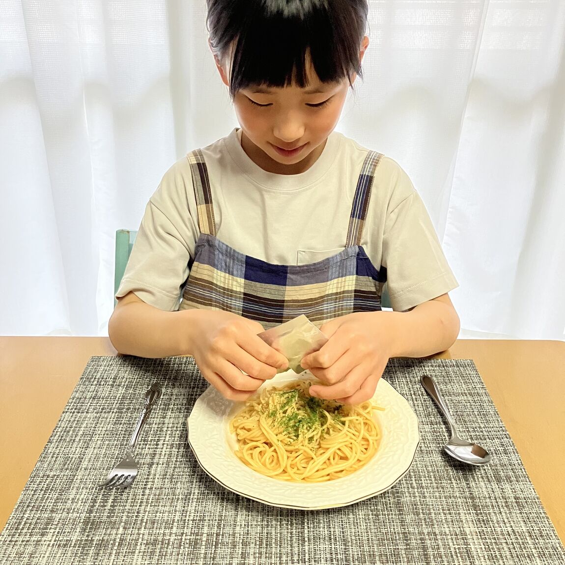パスタに粉をかける写真