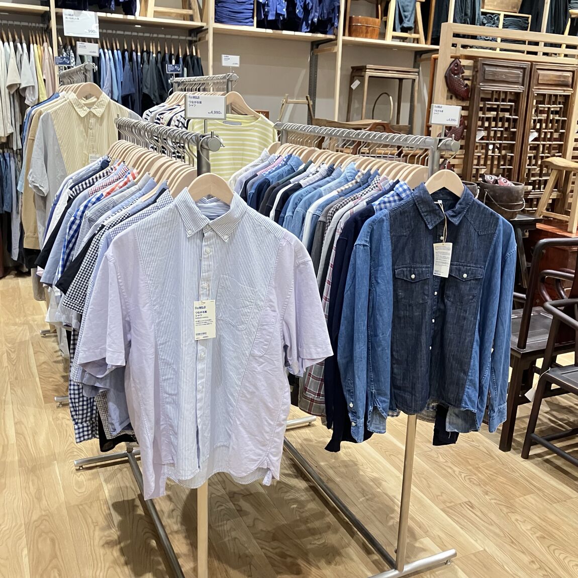 リユースされたシャツやデニムが並ぶReMUJI売場