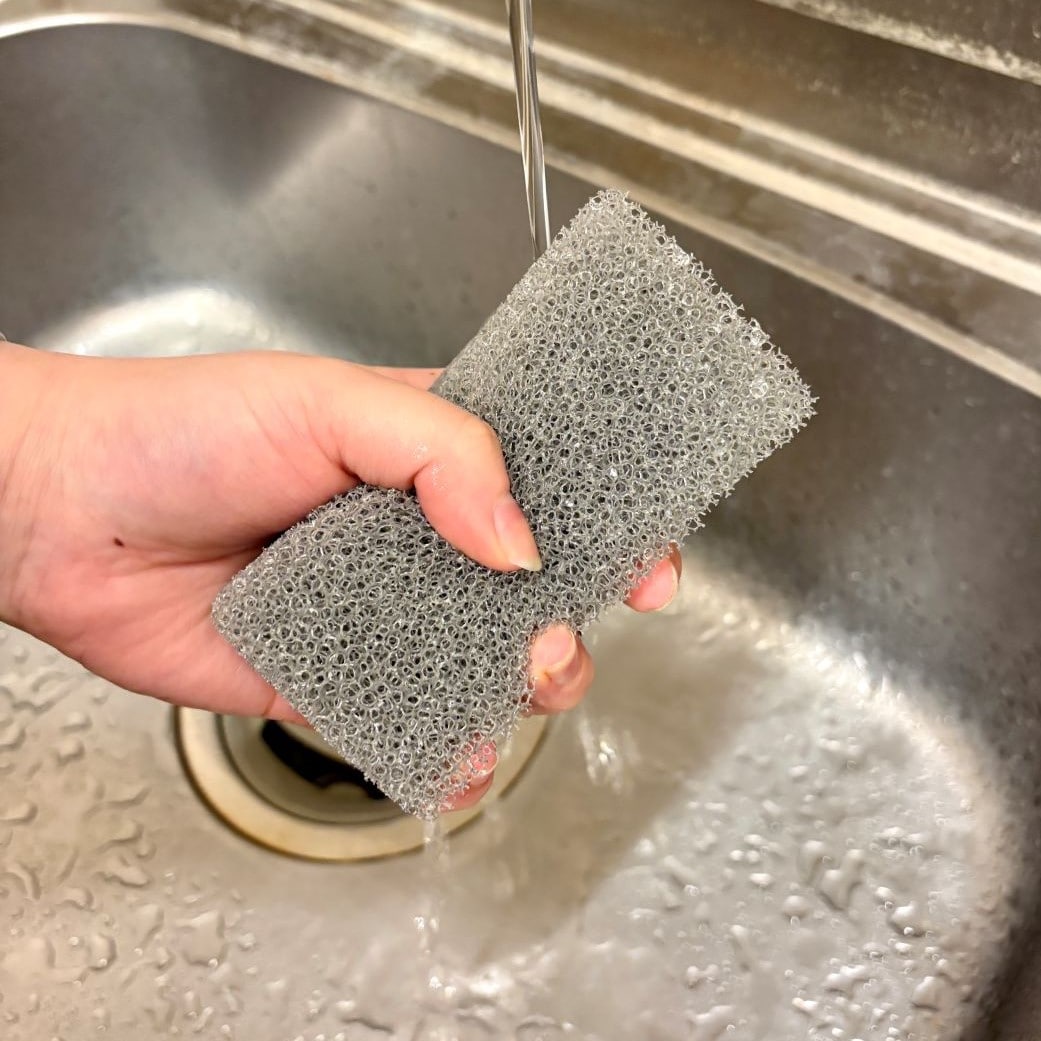 汚れをしっかりとらえる不織布と、泡立ち・水切れのよい2種類のウレタンを貼り合わせた、3層のスポンジです。