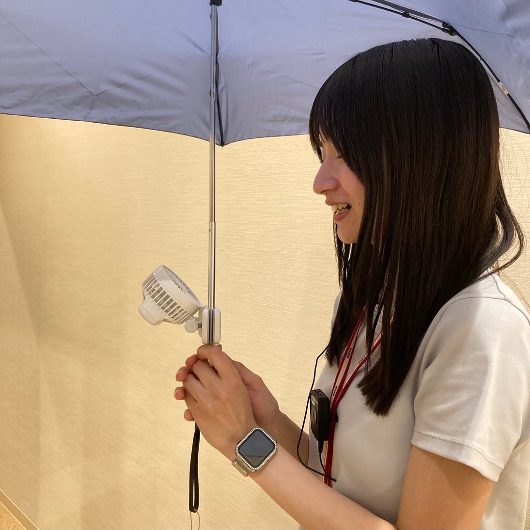 クリップファンを日傘に挟んでいる写真