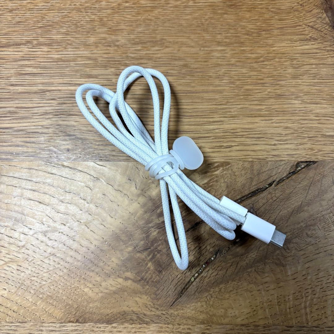 コードを留めている写真