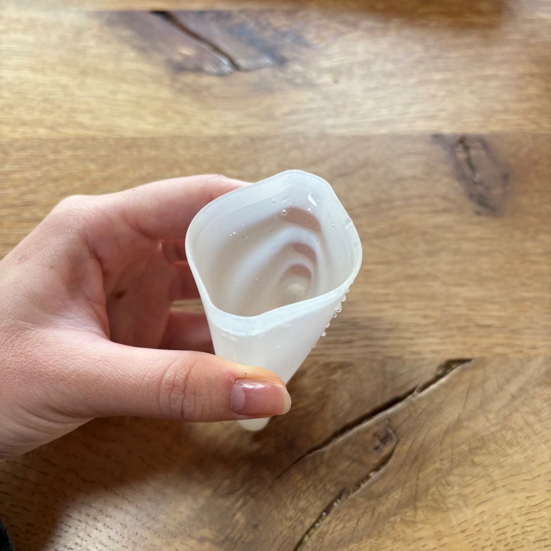 水を入れている写真