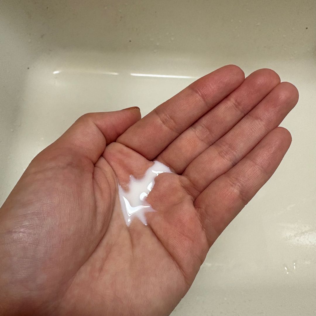 クリーム化粧水を手に乗せている写真