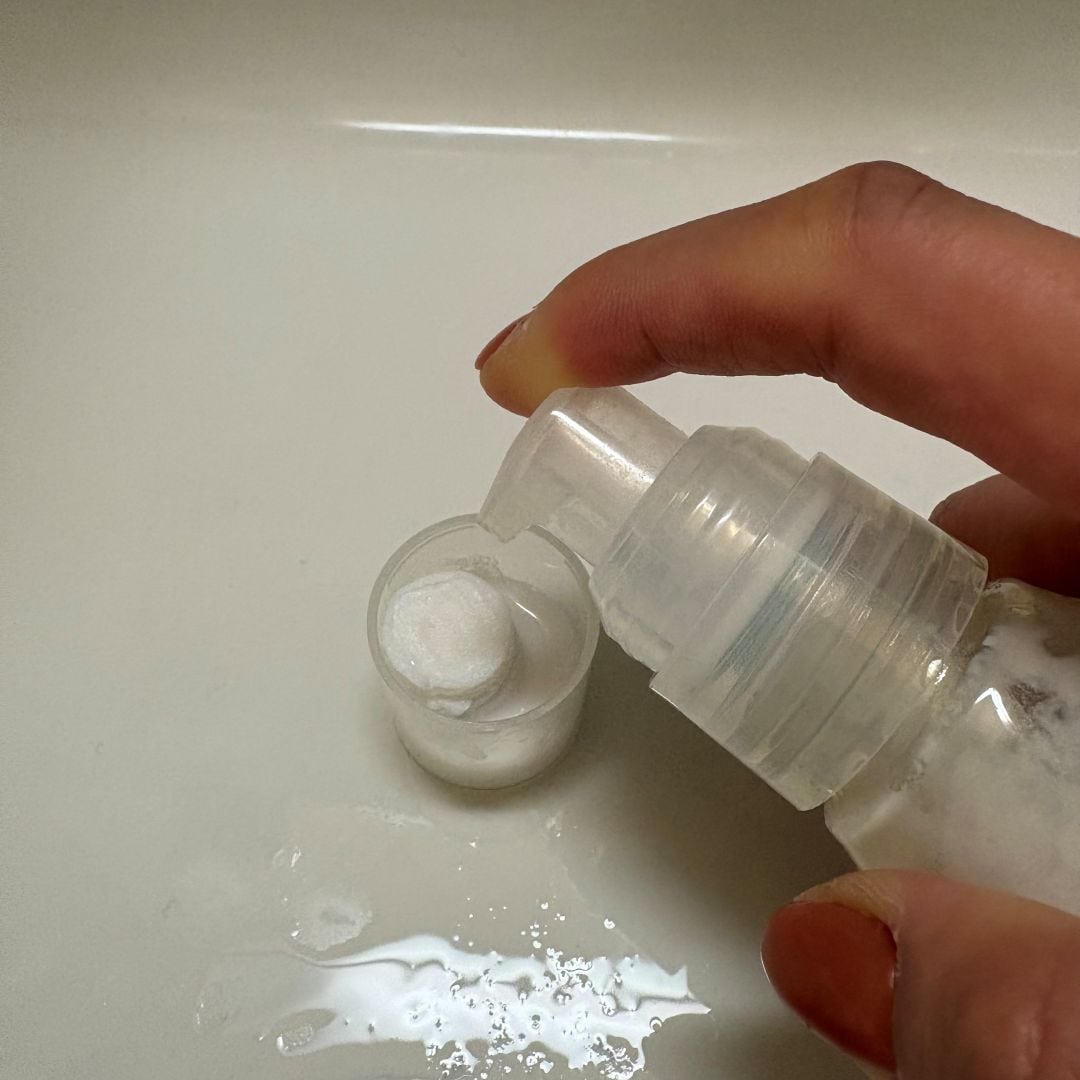 クリーム化粧水にローションシートを浸している写真