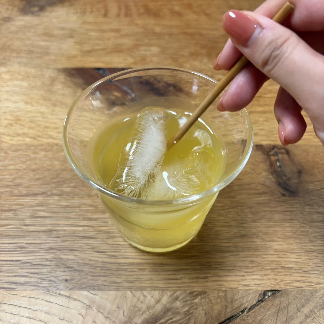 マドラーでかき混ぜている写真