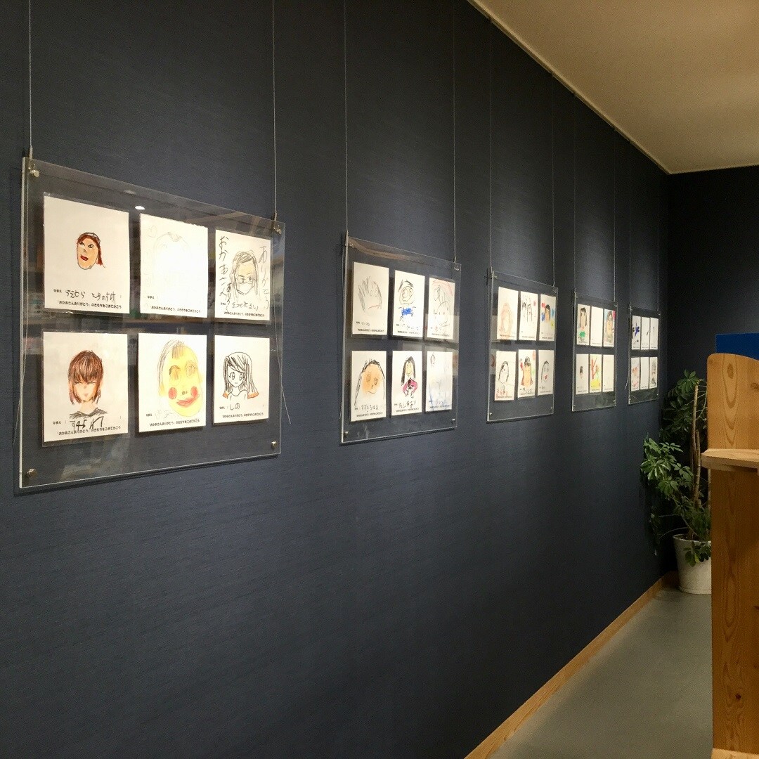 【みんなみの里】似顔絵展示