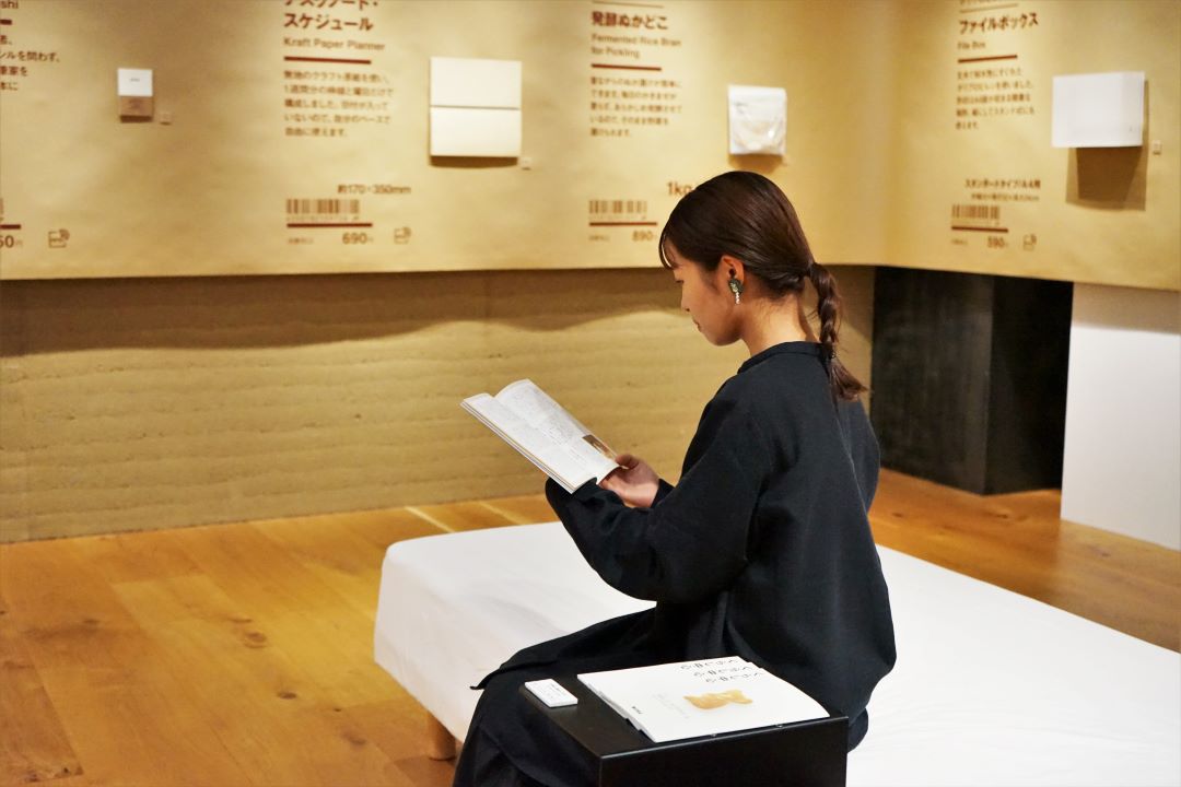 脚付マットレスに座って読む