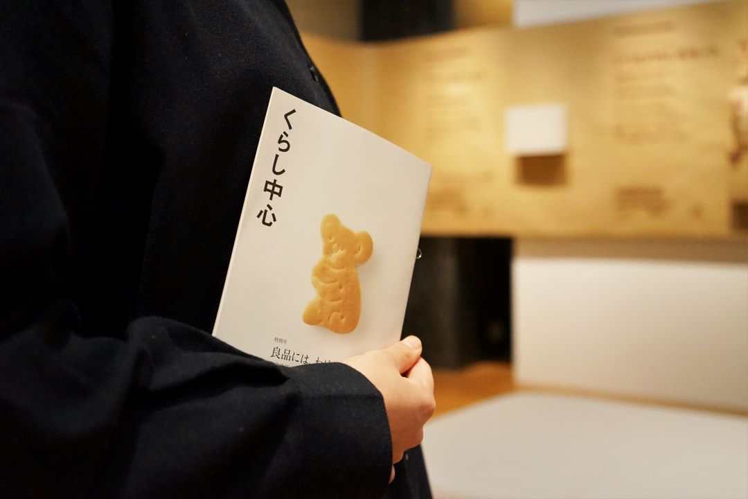 会場で小冊子を持つ手元