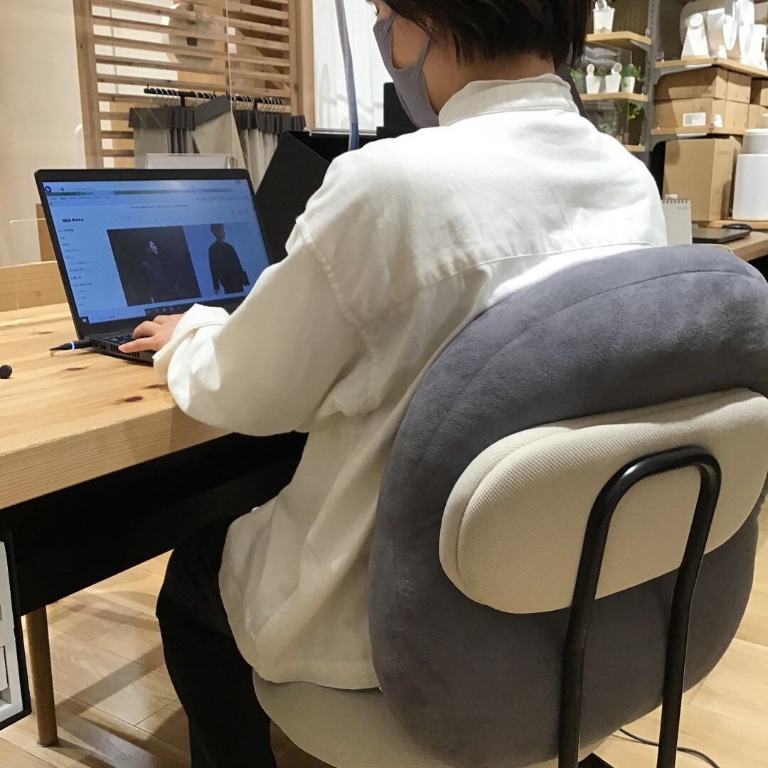 【アル・プラザ草津】背当てにもなるやわらかマルチクッション