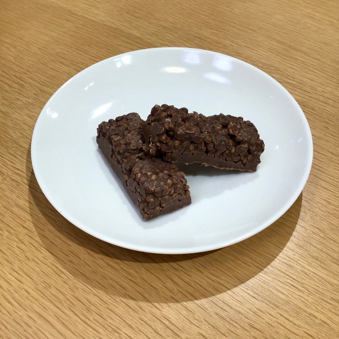 【アル・プラザ草津】お皿にコオロギチョコ