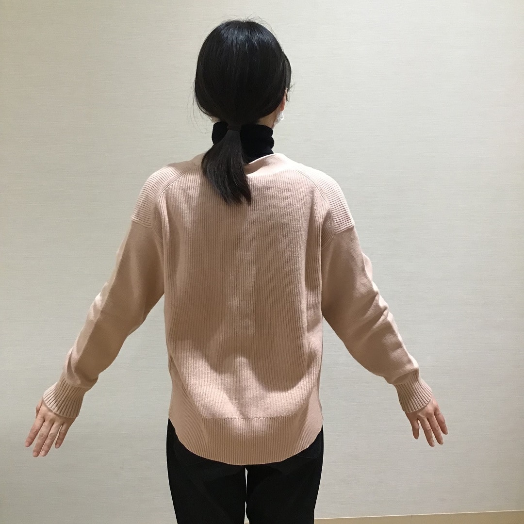 型崩れしにくい糸で編んだVネックカーディガン