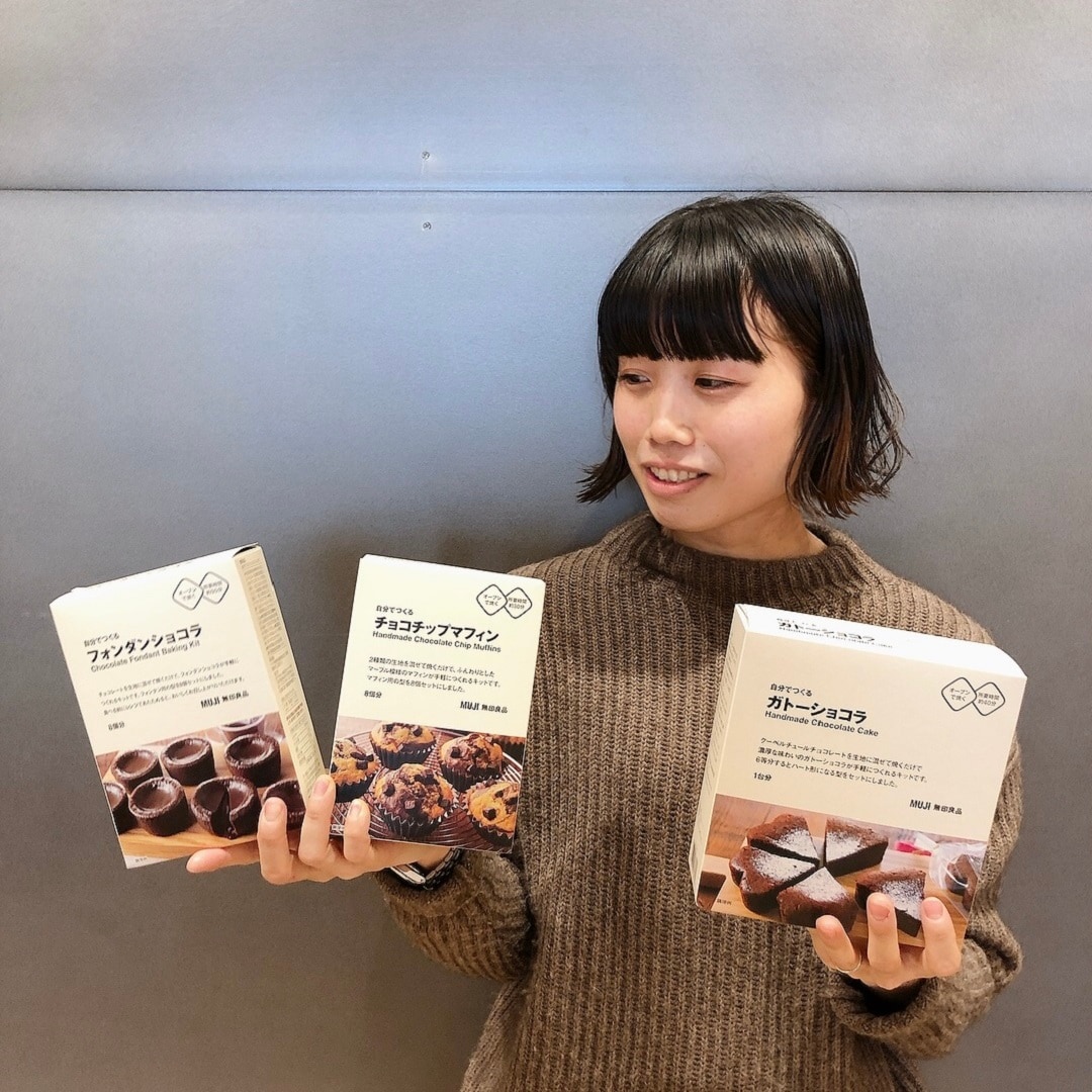 フォンダンショコラ、チョコチップマフィン、ガトーショコラを手に持つ女性