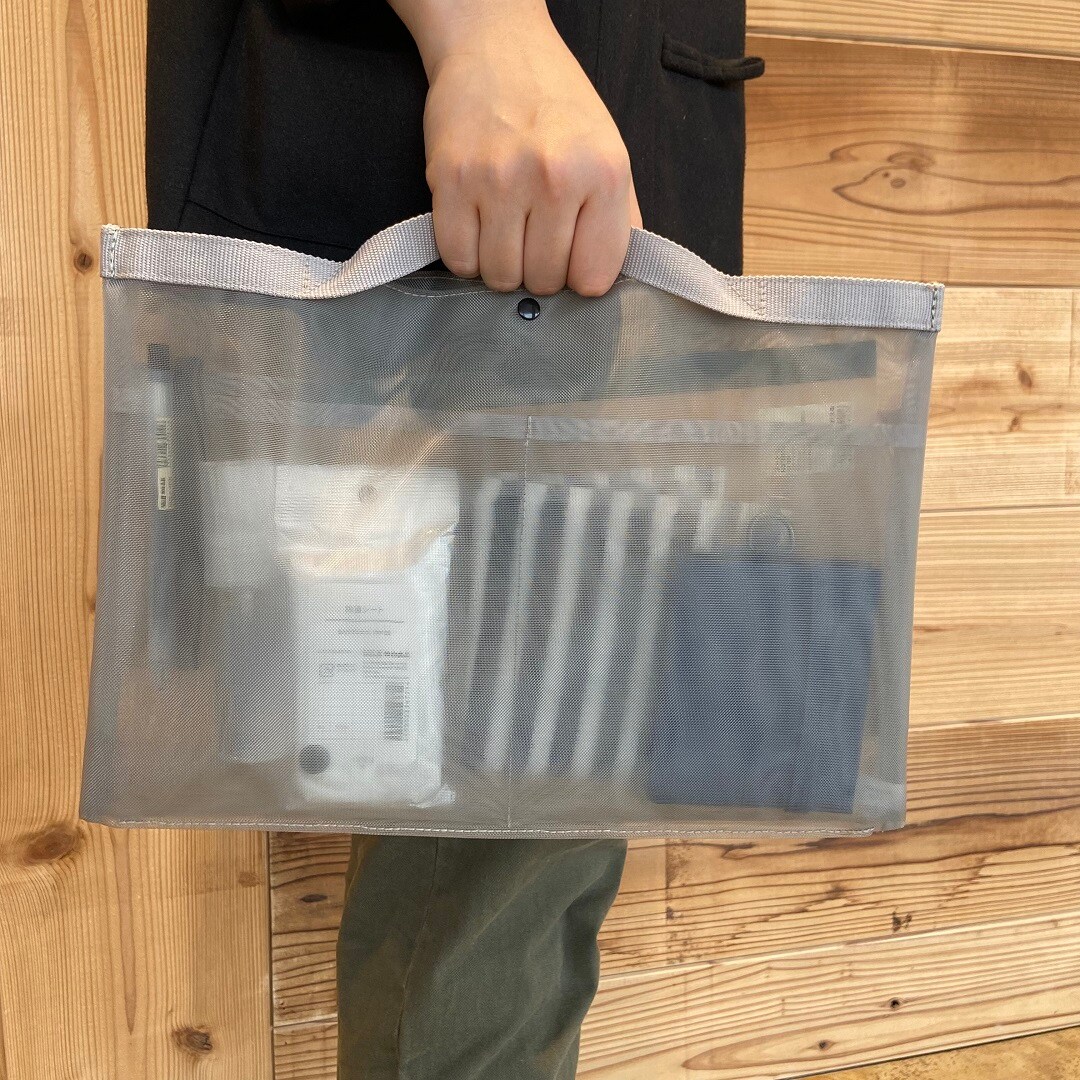 手で持っているバッグインバッグ