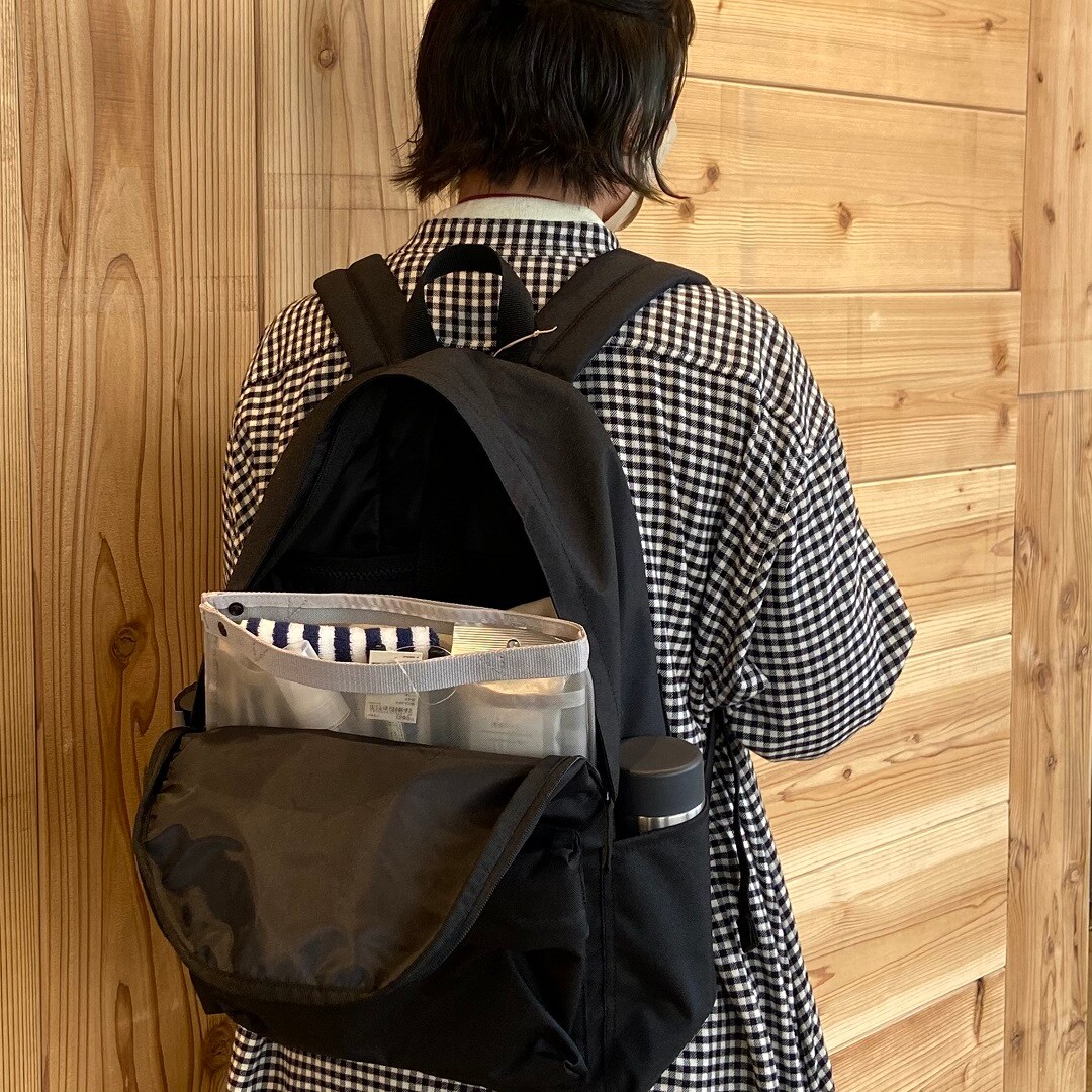 リュックを背負っている女性