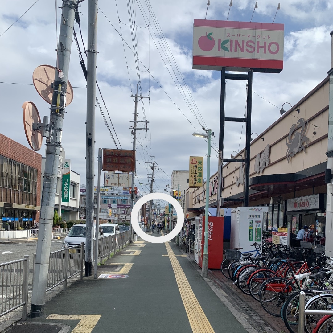 階段を上がった風景