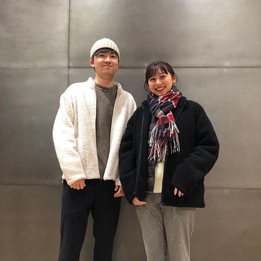 黒壁前　男女モデル上半身