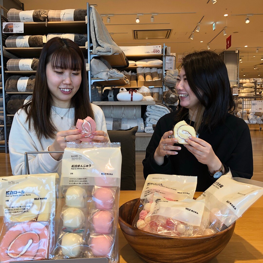 写真　紅白ロール食べる2人
