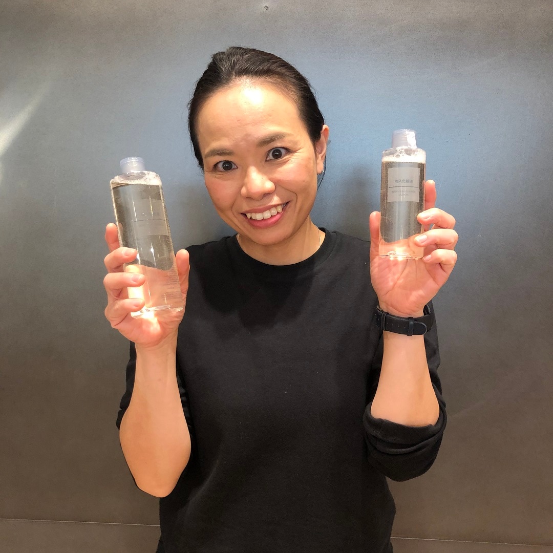 導入化粧液を持つスタッフ