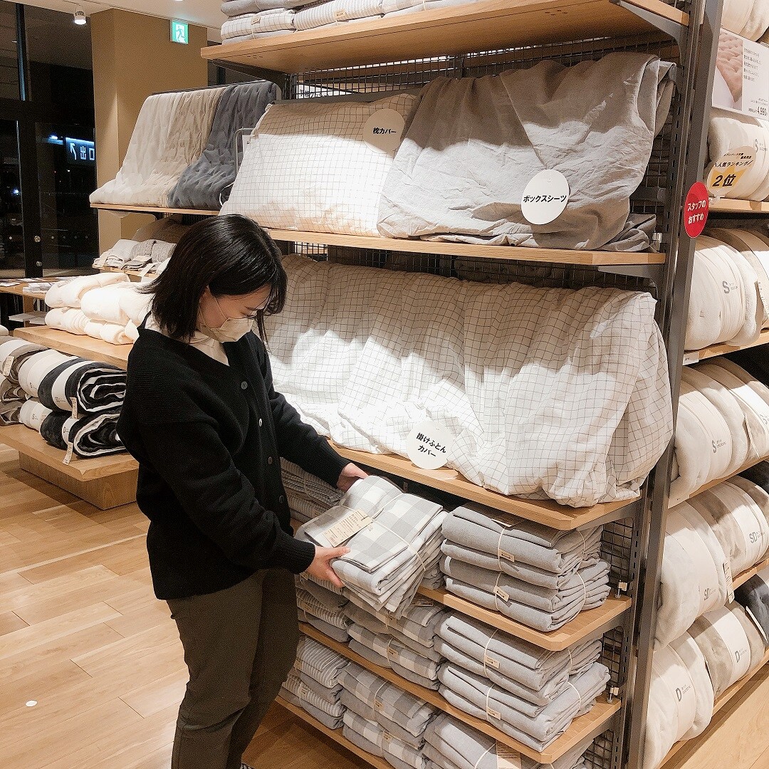売り場に立つスタッフ