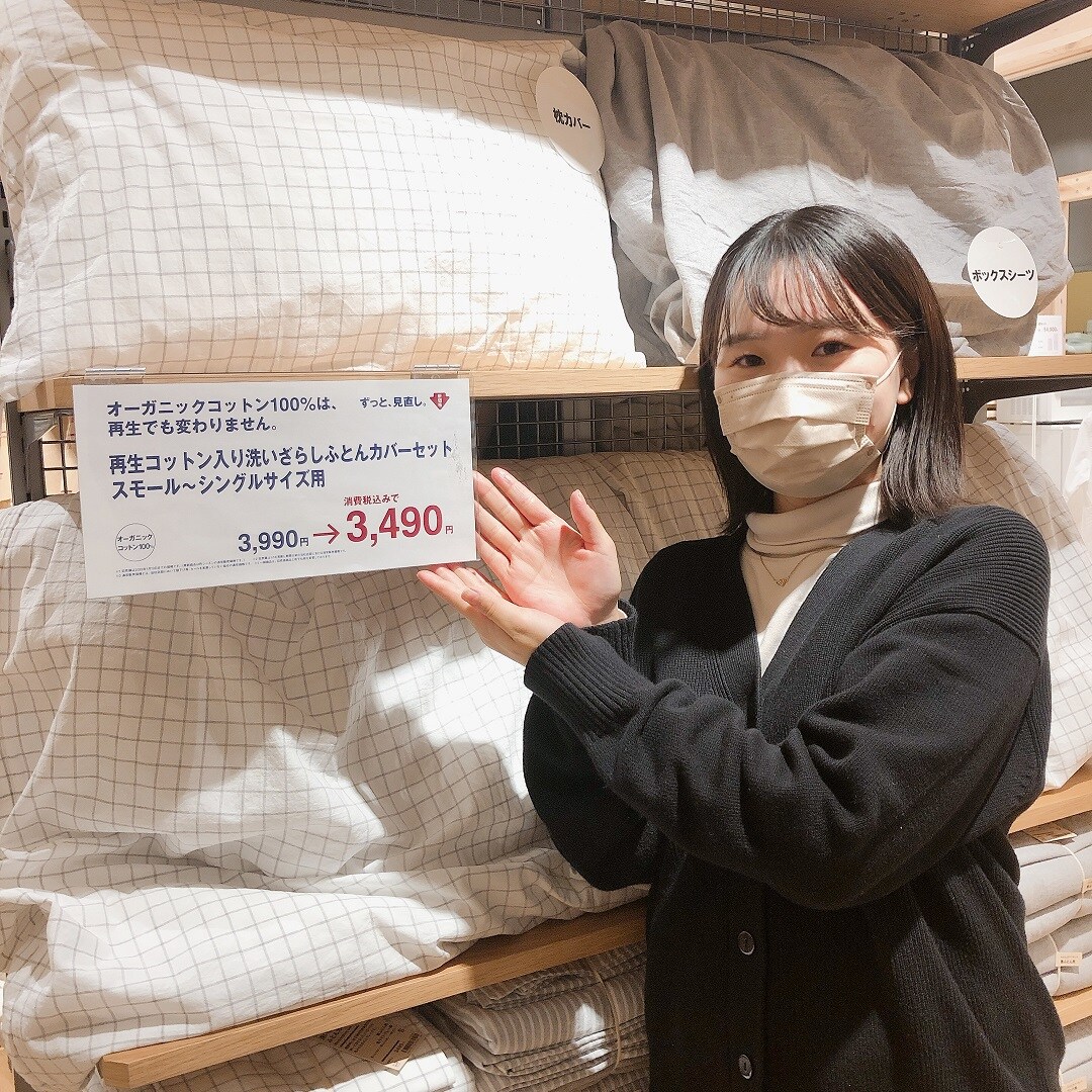 POPを指すスタッフ