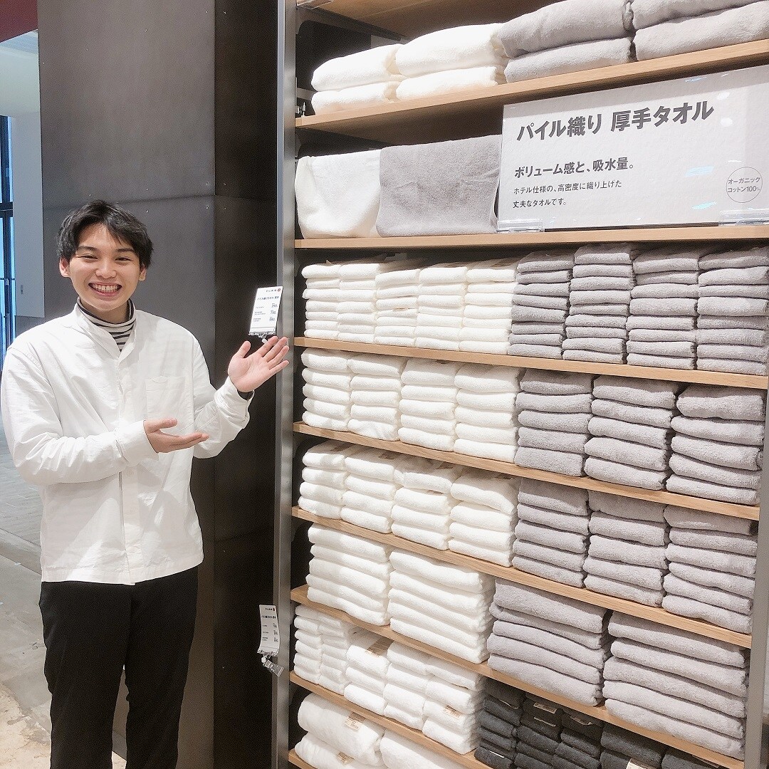 売り場に立つスタッフ