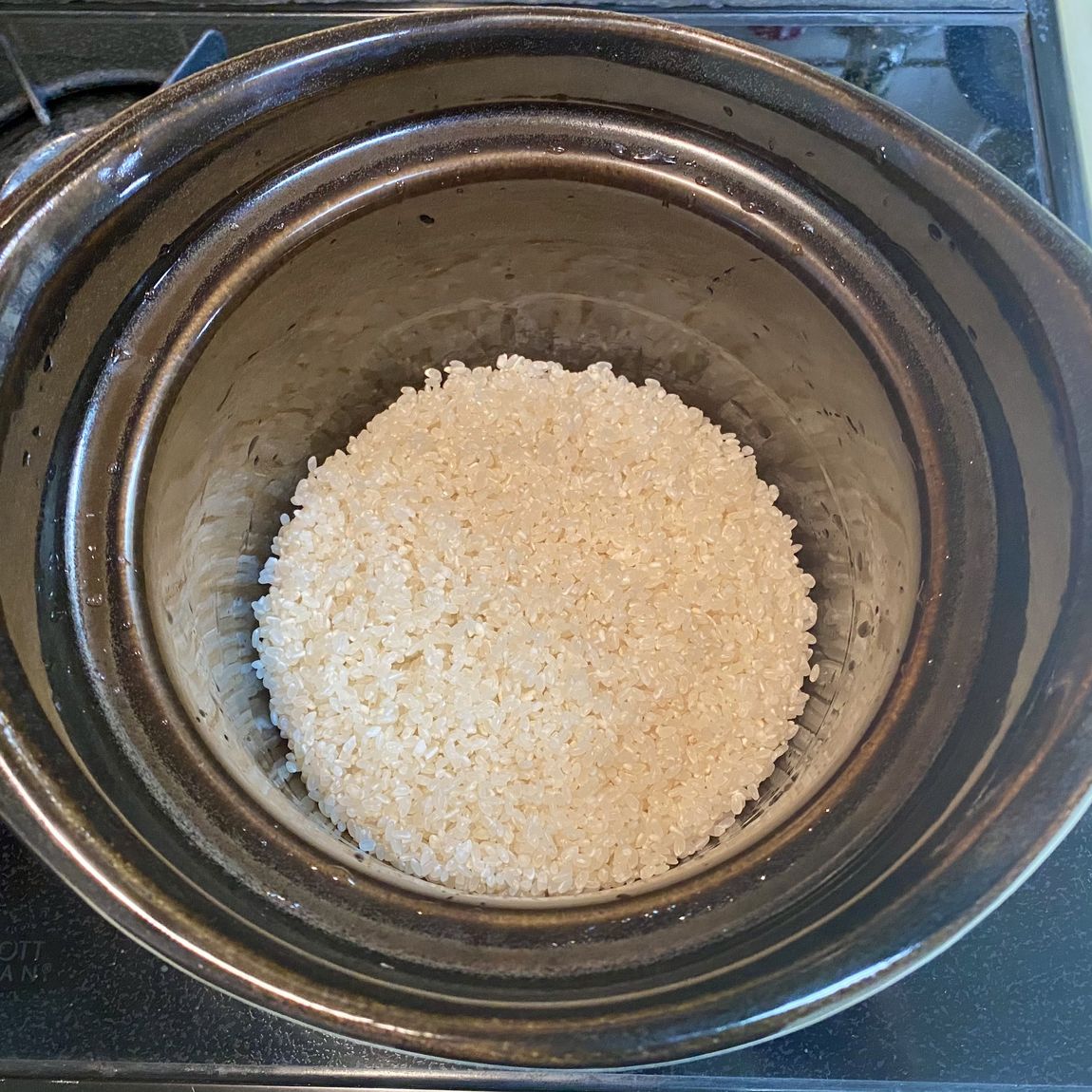 研いで水気を切ったお米を入れます。