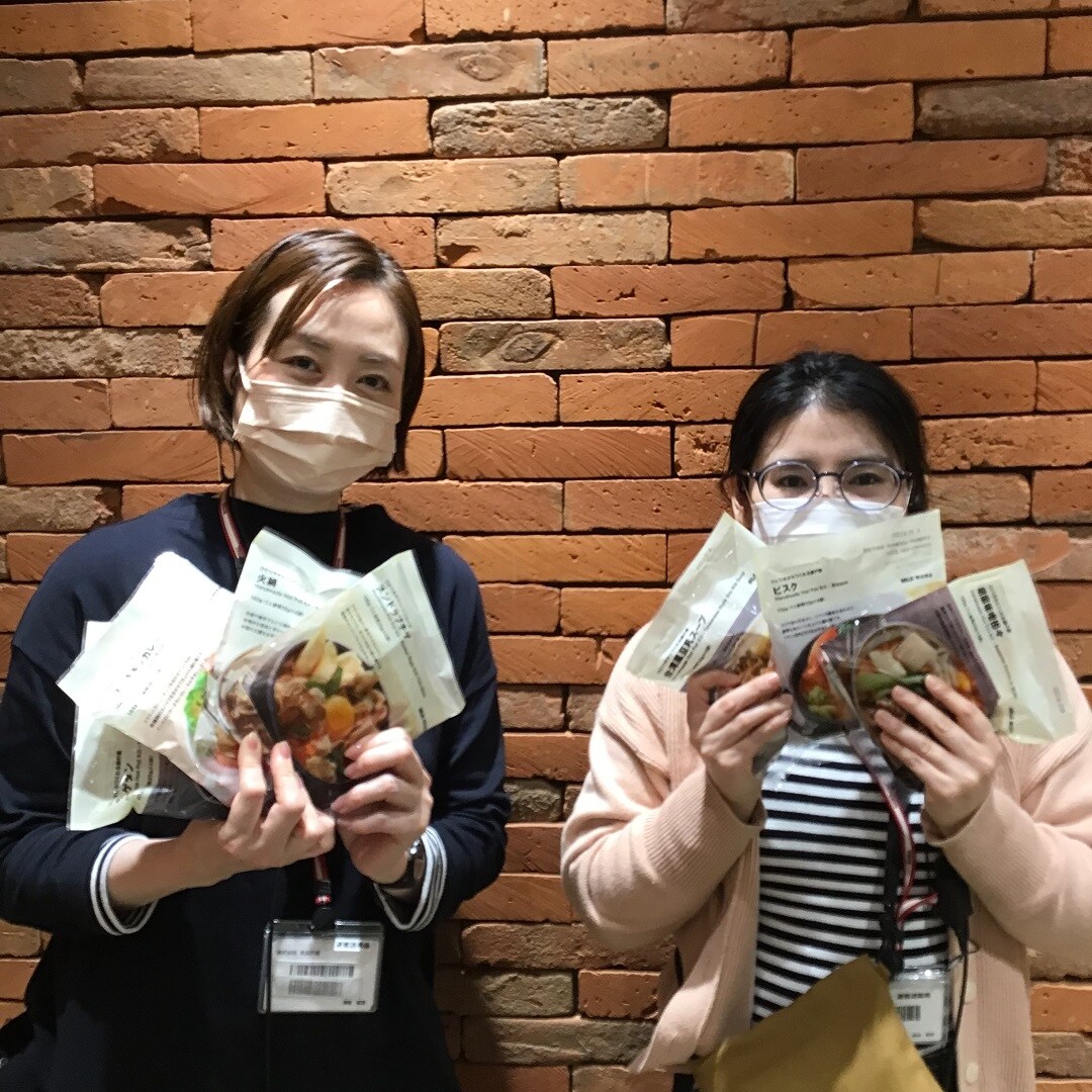 鍋の素全種を持ったスタッフ2人