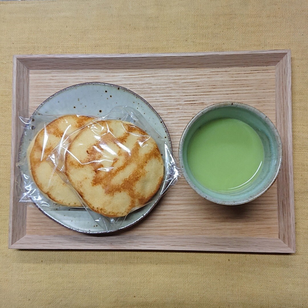 きなこもち入りトラ焼きと宇治抹茶