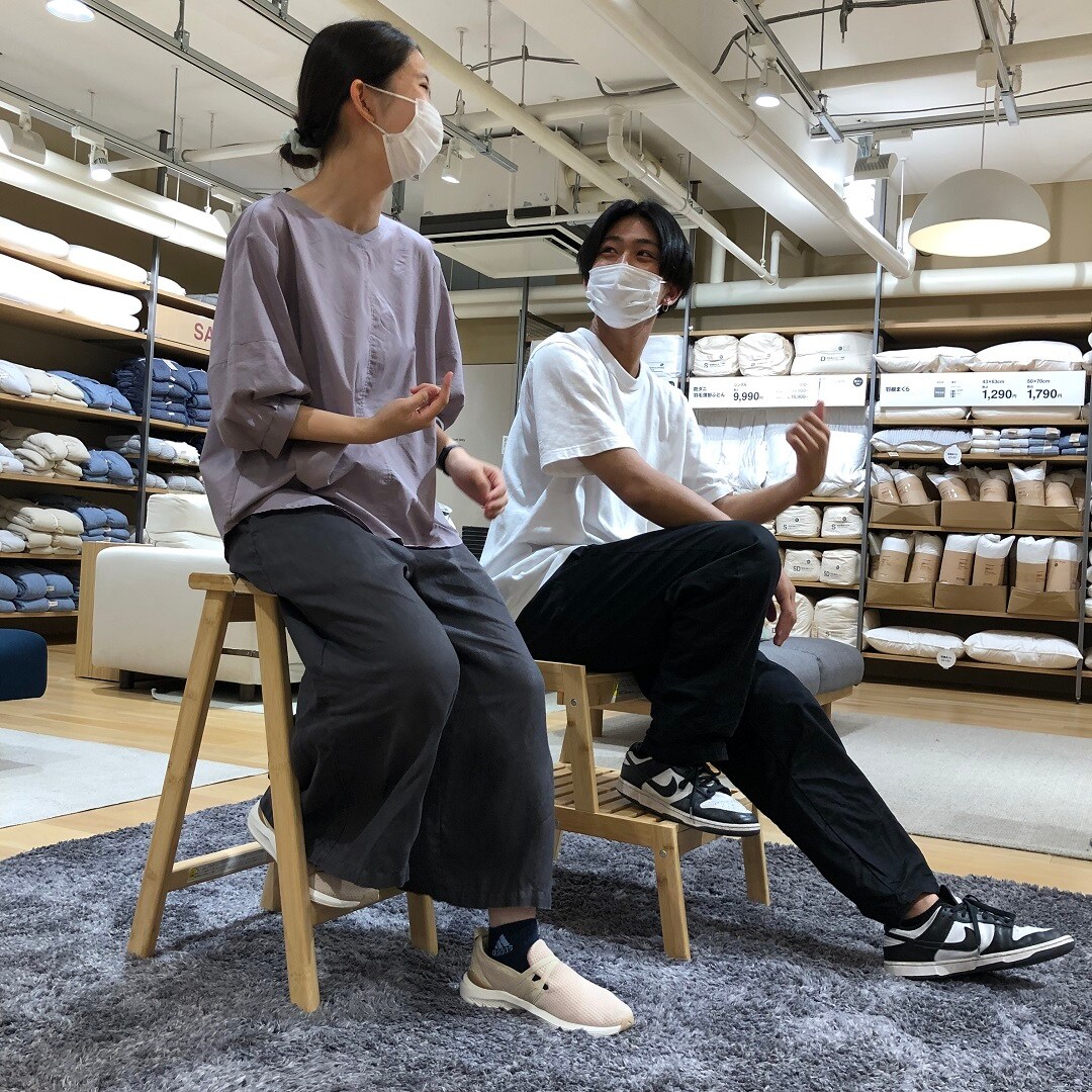 スタッフ二人が椅子として利用