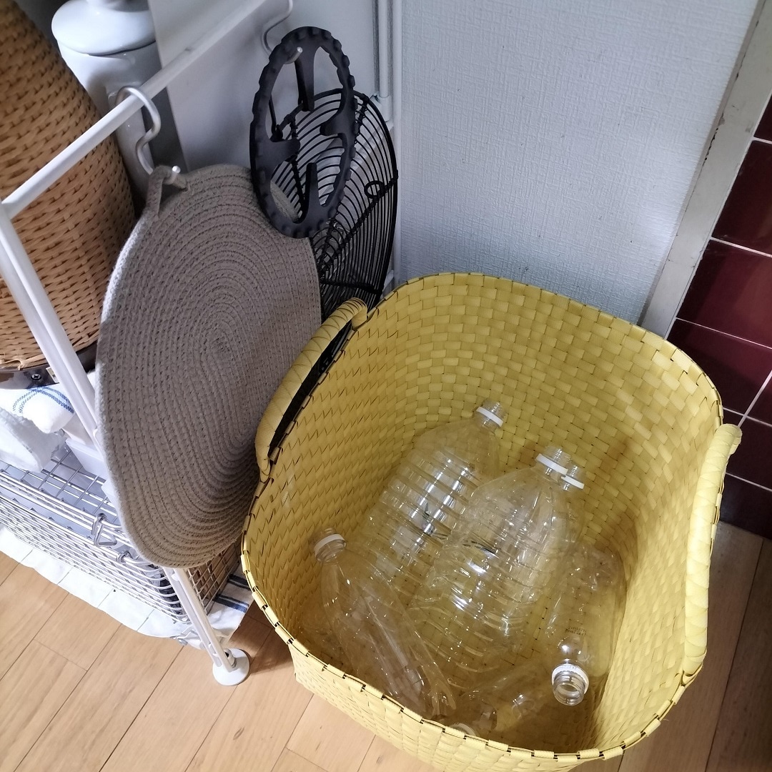 黄色いカゴにペットボトル