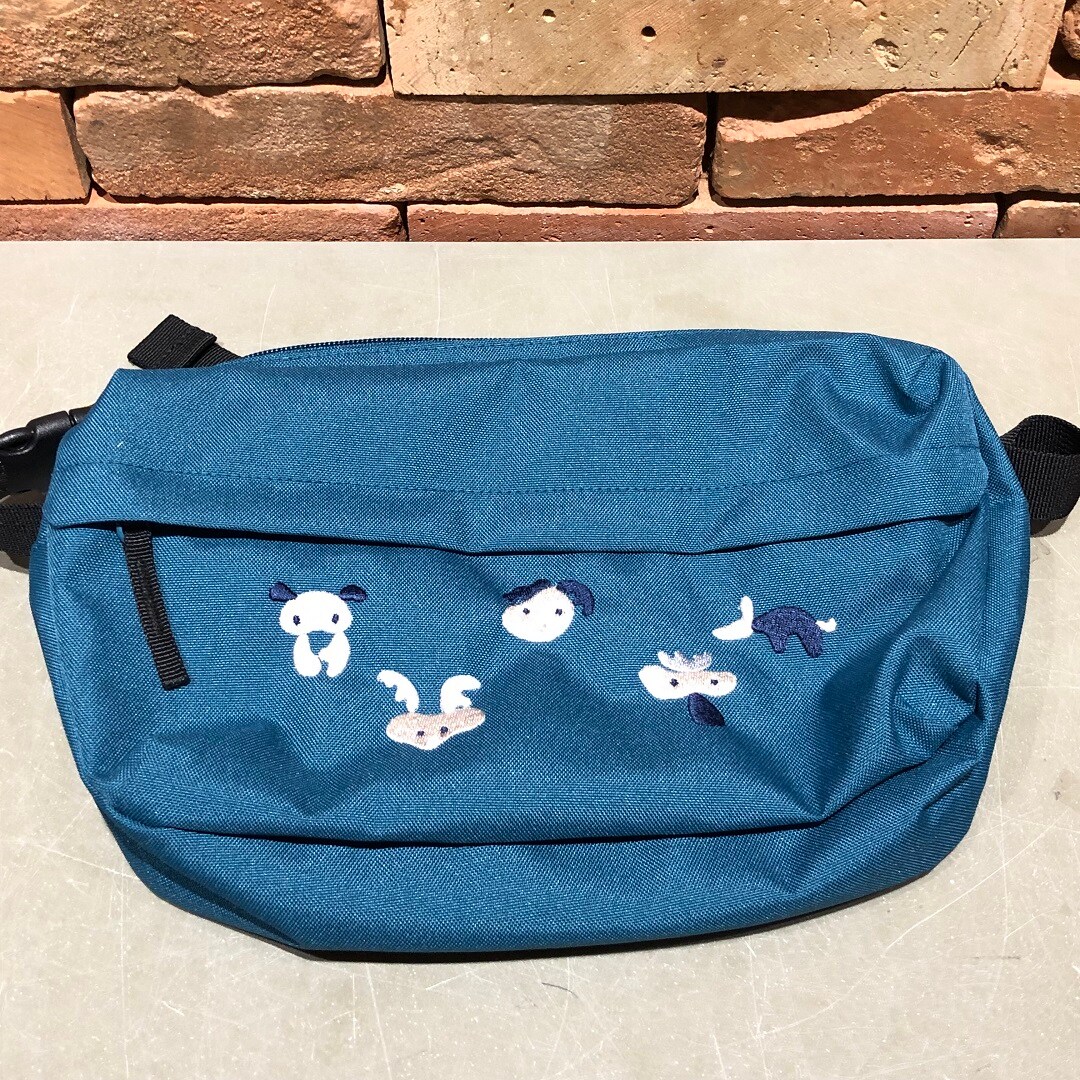 丸みの刺繡の入ったショルダーバッグ