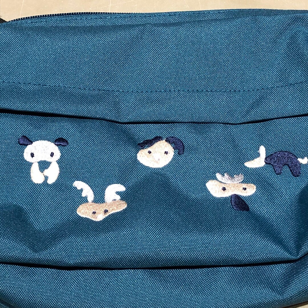 丸みの刺繍の入ったショルダーバッグ