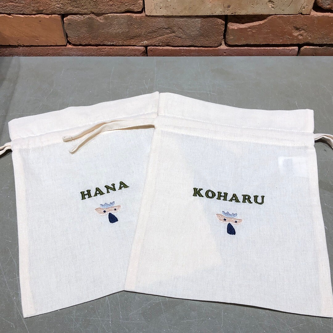 丸みの刺繡の入ったギフト巾着袋