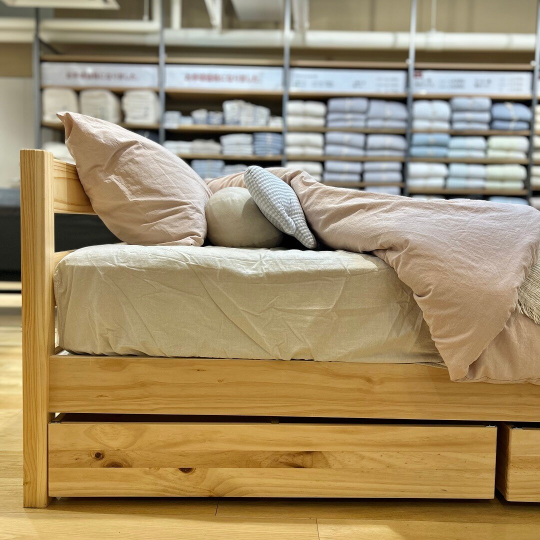 マルヤガーデンズ鹿児島】シンプルなデザインのパイン材ベッド｜ 無印良品