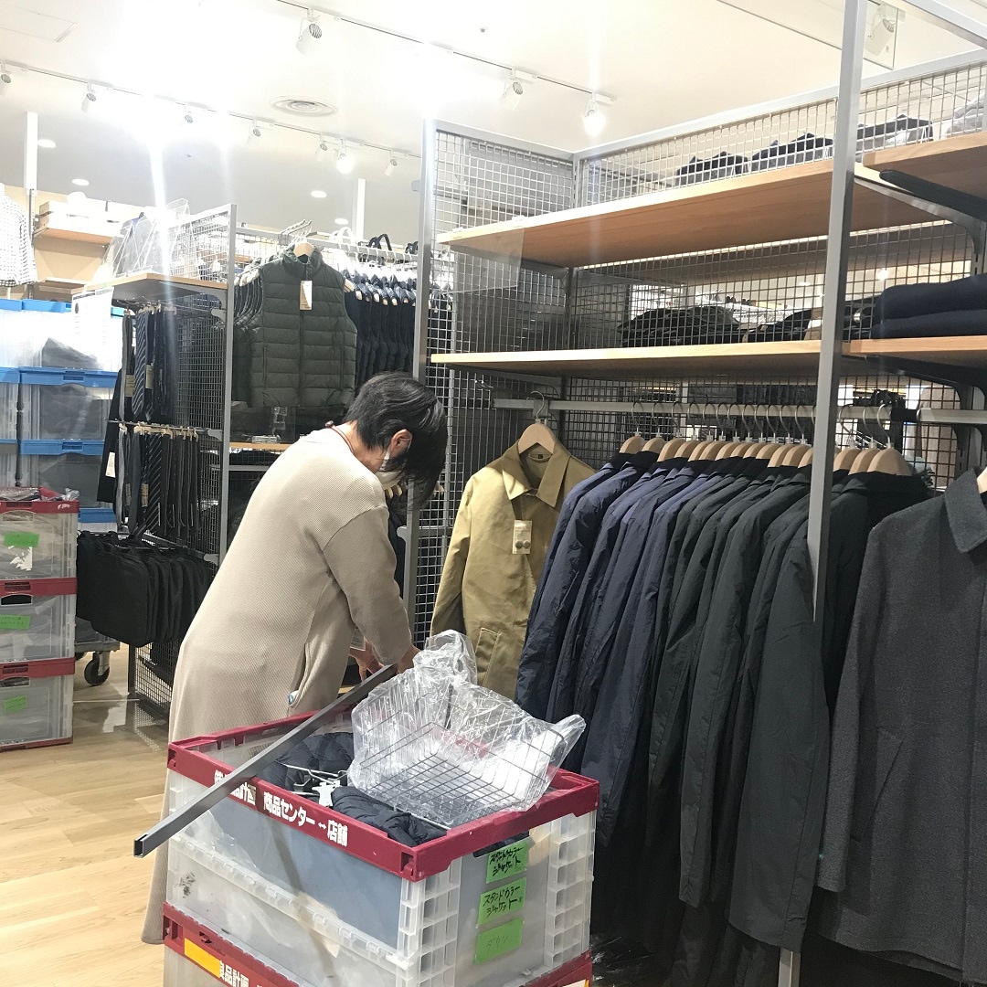 紳士服売場の作業中スタッフ