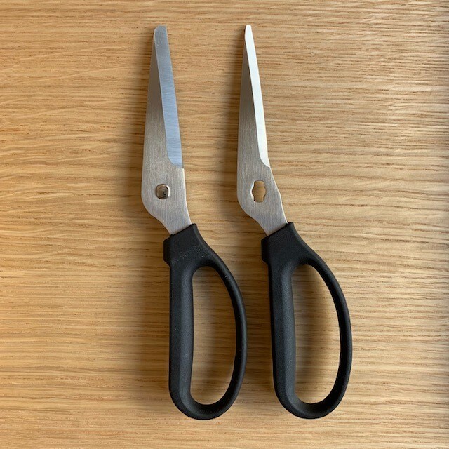 キッチンばさみの左右の刃の違い
