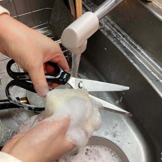 キッチンばさみを分解して洗う様子