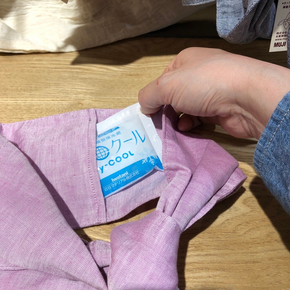保冷剤を入れているスカーフ
