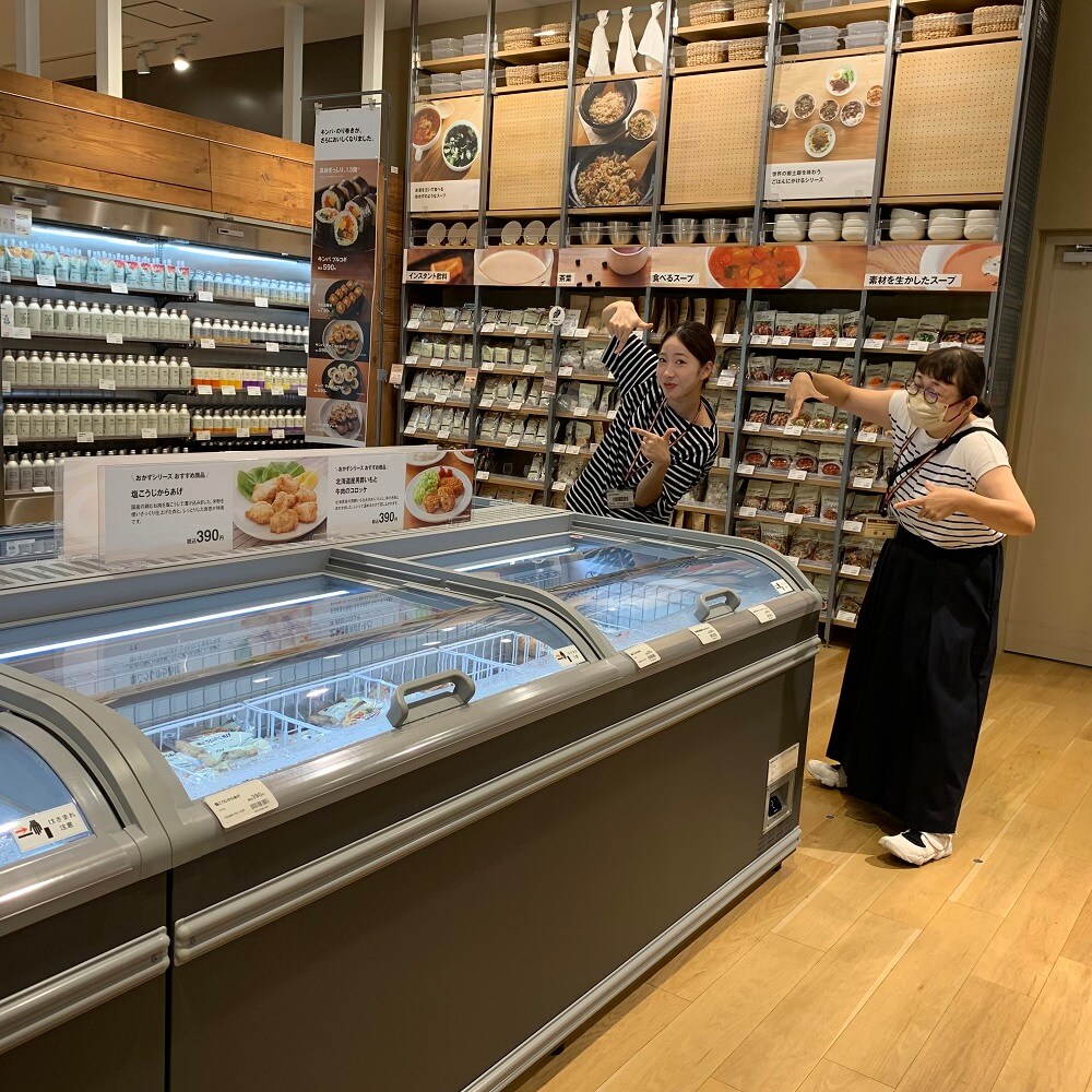 スタッフと冷凍売場