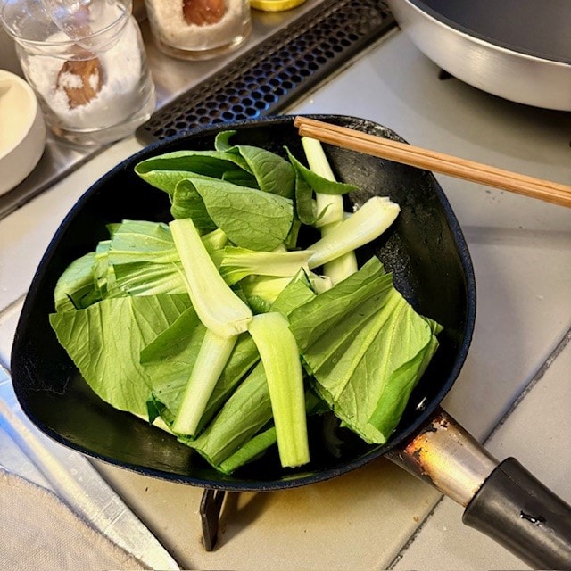 チンゲン菜を炒める
