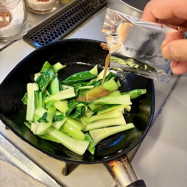 青菜炒めの素投入