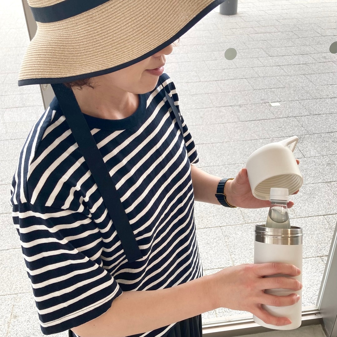 ペットボトルホルダーを開ける女性の写真