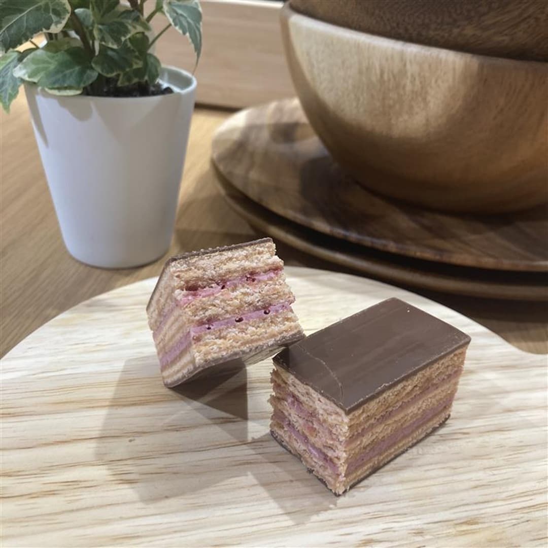 フランボワーズのオペラケーキ　商品写真