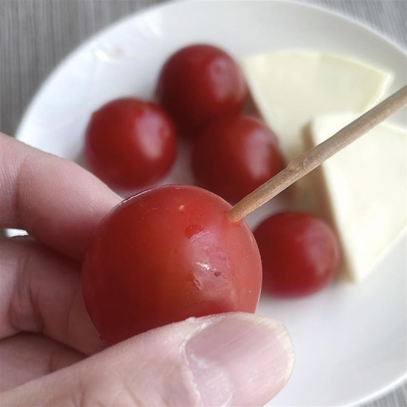 ミニトマトをぬかどこへ漬けるために爪楊枝で穴を開ける