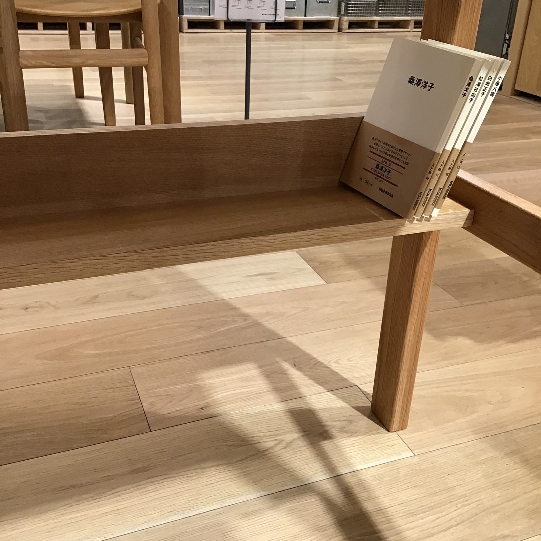 、足元には棚があるので、文庫本なども収納できます。