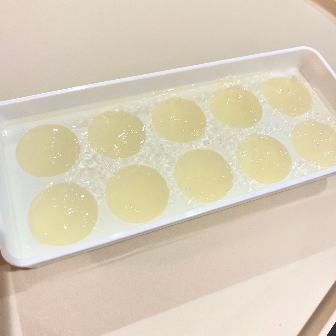 ゼリーを製氷皿に入れて凍らせます