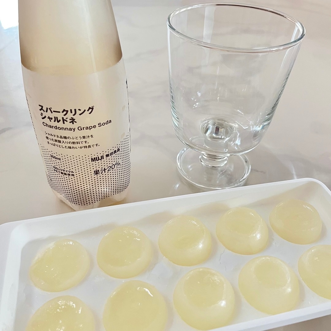 製氷皿から取り出してグラスに入れます