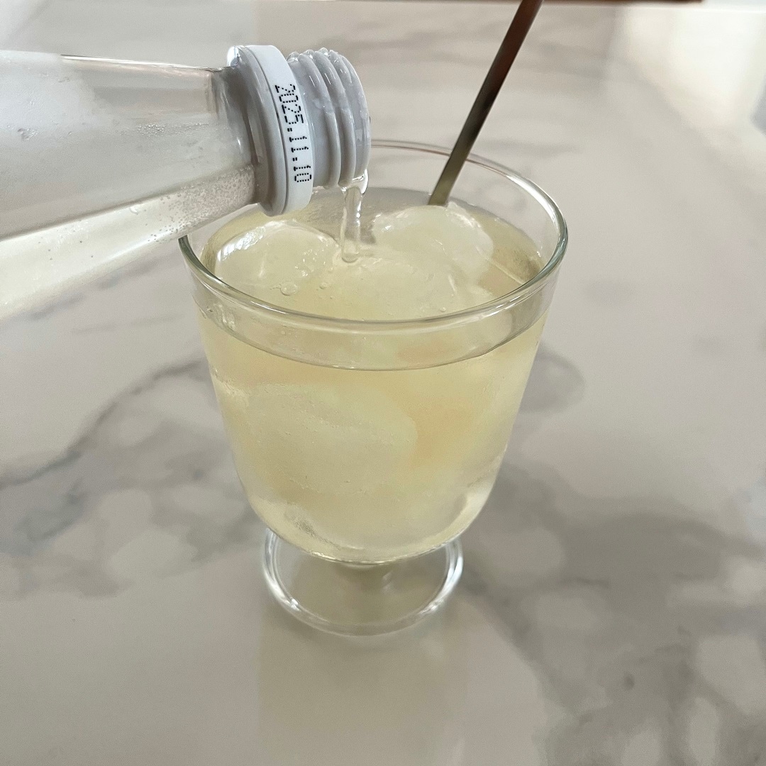 グラスに冷たい炭酸ドリンクを注いだら出来上がりです