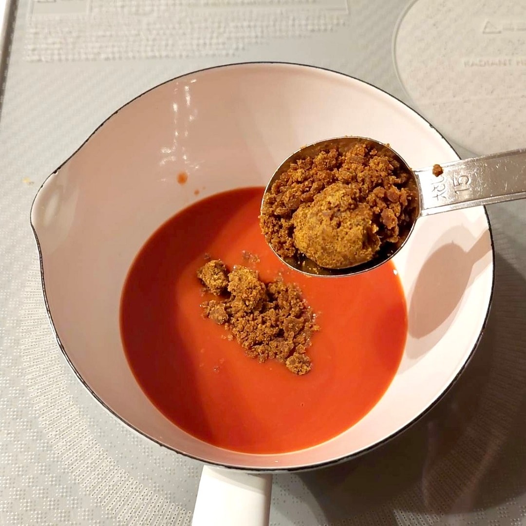 材料を全て鍋に入れて、ルーが溶けたら出来上がりです